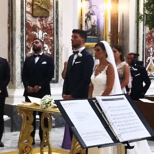 Fiori d'Arancio a Cetara per Federica e Alfonso. Ad unirli in matrimonio don Nello Russo /Foto