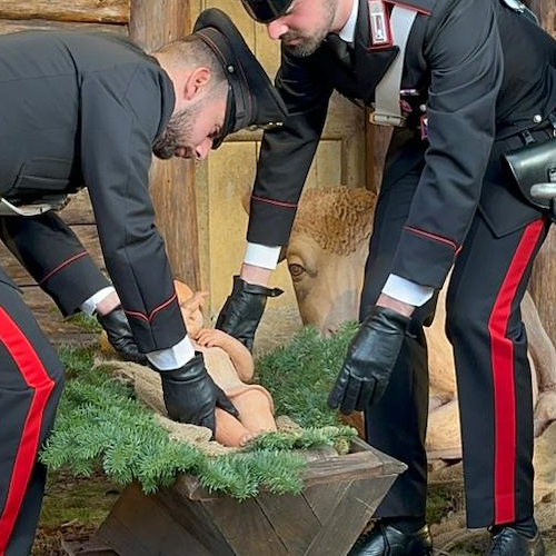 Firenze, rubano statua di Gesù Bambino scattandosi selfie durante la fuga: giovani incastrati dalle telecamere