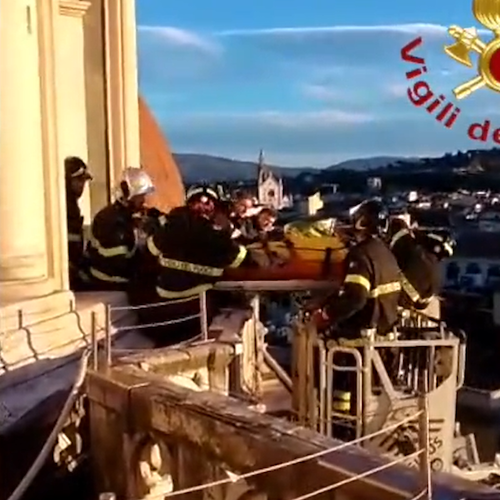 Firenze, turista accusa malore sulla cupola del Duomo: vigili del fuoco in azione con scala mobile 