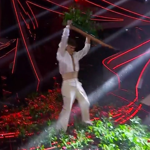 Follia a Sanremo 2023, Blanco distrugge le rose sul palco durante l'esibizione