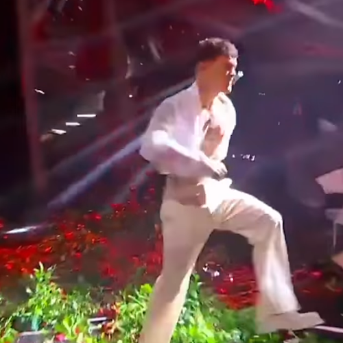 Follia a Sanremo 2023, Blanco distrugge le rose sul palco durante l'esibizione