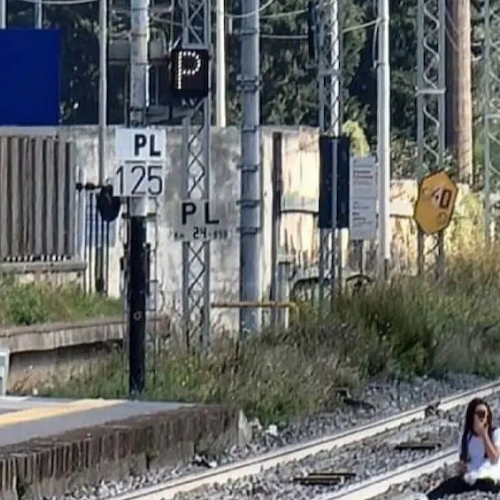 Follia alla stazione di Pompei, ragazzine si sdraiano sui binari per un selfie. Borelli: «Immagine inquietante» 