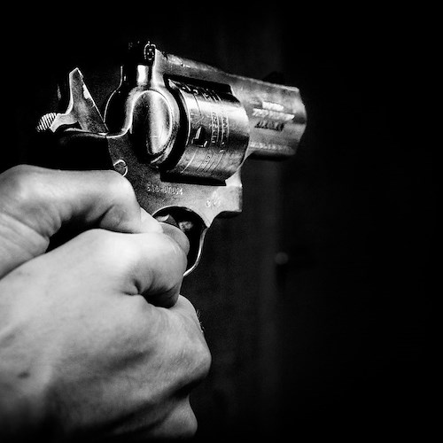 Follia nel Casertano, papà poliziotto spara a 18enne per vendicare il figlio