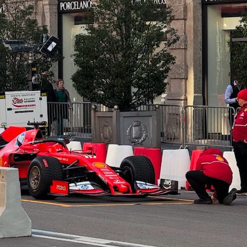 Una Ferrari di F1 alla fermata della Metropolitana di Milano<br />&copy; Alessandro Aresi