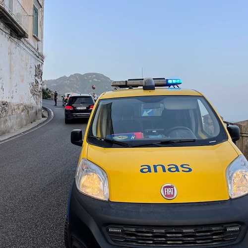 Foro profondo nella Statale ad Atrani, si transita soltanto su una corsia /FOTO