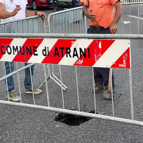 Foro profondo nella Statale ad Atrani, si transita soltanto su una corsia /FOTO