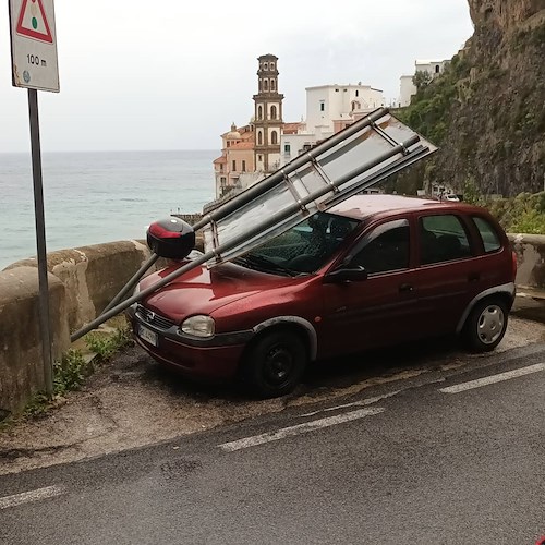 Forti raffiche di vento in Costiera Amalfitana: danni a cartelli stradali e strutture / FOTO 