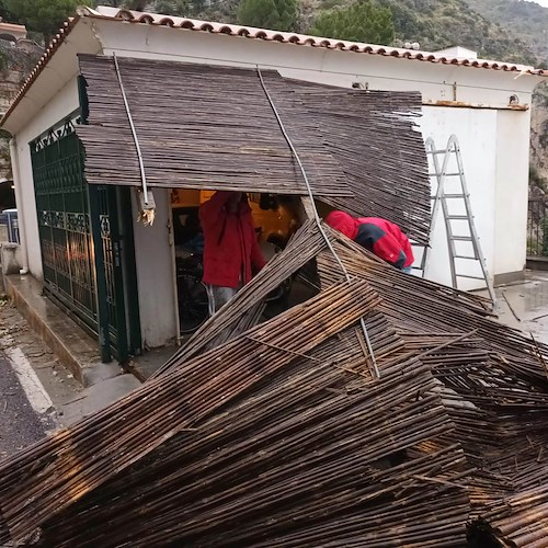 Forti raffiche di vento in Costiera Amalfitana: danni a cartelli stradali e strutture / FOTO 