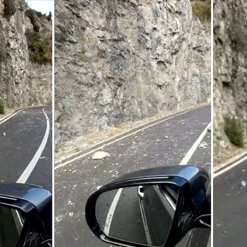 Frammenti di roccia sulla SS163 Amalfitana dopo Tordigliano, strada per Sorrento a rischio chiusura