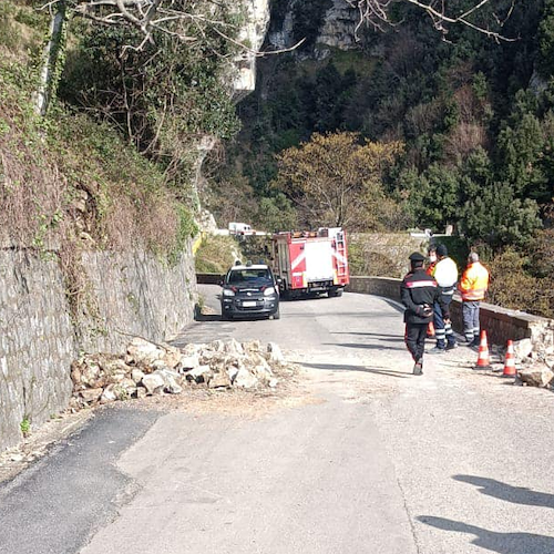Frana a Furore: massi sulla carreggiata, strada chiusa da e per Amalfi 