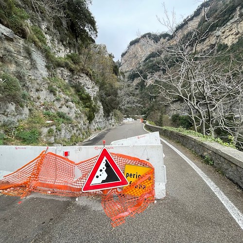 Frana a Furore, Sindaco annuncia problematiche: «Slitta riapertura strada a senso unico alternato»