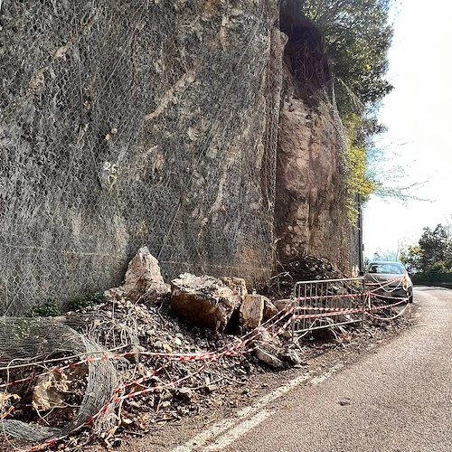 Frana a Nocelle, Su Per Positano: «Cumuli di pietre e detriti ammassati da gennaio» 