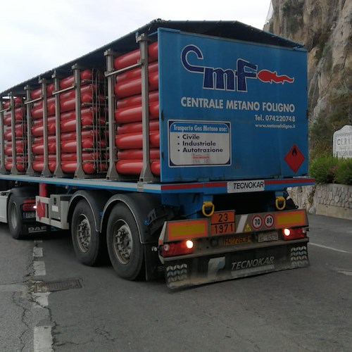 Frana ad Amalfi, al via aggancio condotta metano: per sopperire a sospensione è giunto un carro bombolaio /VIDEO