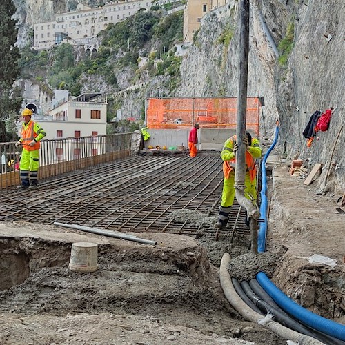 Frana ad Amalfi, in corso l'ultimo getto di calcestruzzo: gli operai hanno raggiunto il piano stradale /VIDEO