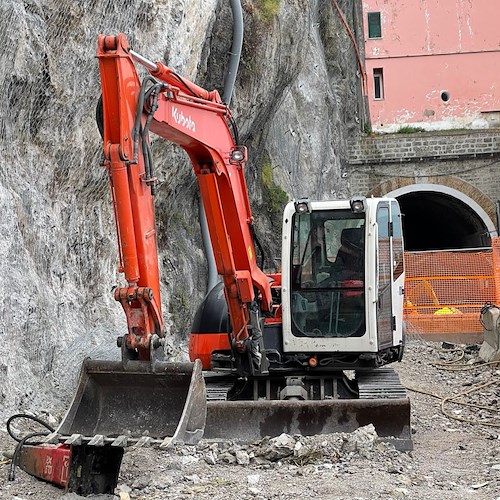 Frana ad Amalfi, in corso l'ultimo getto di calcestruzzo: gli operai hanno raggiunto il piano stradale /VIDEO