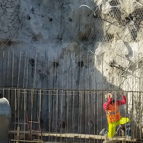 Frana ad Amalfi, realizzata prima armatura per la colata di calcestruzzo. Sindaco: «Riapriremo Ss163 entro maggio» /VIDEO