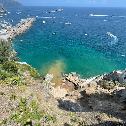 Frana in mare ad Amalfi, paura tra i diportisti. Nessun ferito / FOTO-VIDEO