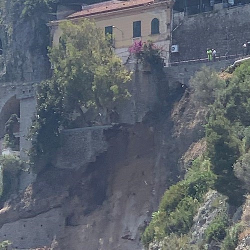 Frana in mare ad Amalfi, paura tra i diportisti. Nessun ferito / FOTO-VIDEO