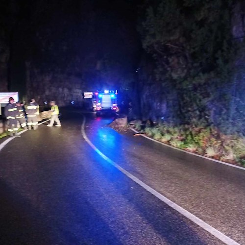 Frana nella notte sulla Statale Amalfitana: strada chiusa a Vico Equense