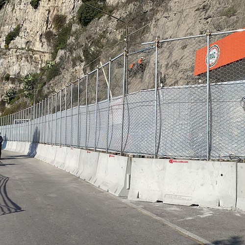 Frana Vietri-Salerno, dopo tre settimane Via Croce riapre a senso unico alternato. Divieto di transito per i mezzi pesanti