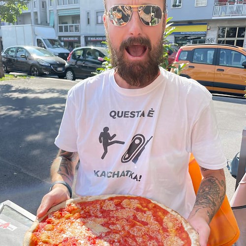 Francesco Facchinetti, "Io Amo la Pizza" quattro parole e una foto per scatenare i social: «Se vuoi una Pizza vera, vieni a Napoli»