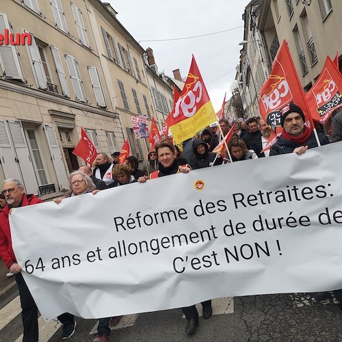 Francia, Macron ai manifestanti che lo contestano: "Non mi dimetterò, aspettare 2027"