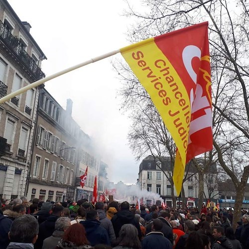 Francia, un milione in piazza contro riforma pensioni