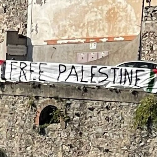 "Free Palestine", a Maiori esposto (e poi rimosso) striscione di giovani attivisti <br />&copy; Il Vescovado