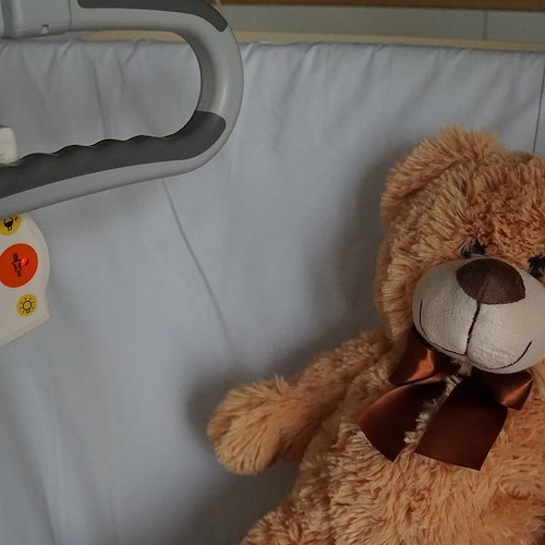 Orsacchiotto bambino, letto di ospedale<br />&copy; Mylene2401 su pixabay