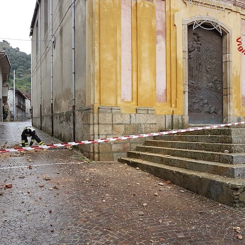 Fulmine colpisce una chiesa nel Vibonese: detriti in strada, distrutta la croce