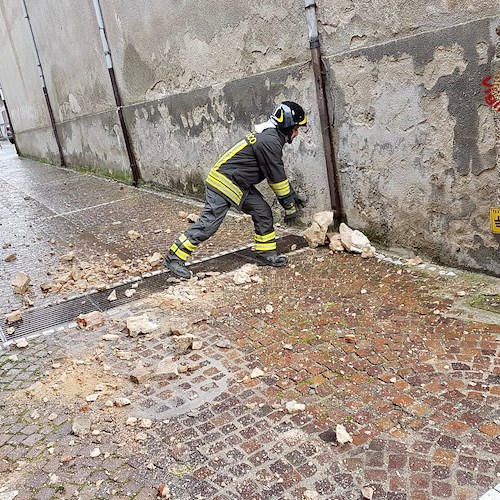 Fulmine colpisce una chiesa nel Vibonese: detriti in strada, distrutta la croce