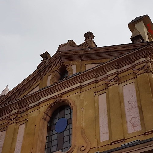 Fulmine colpisce una chiesa nel Vibonese: detriti in strada, distrutta la croce