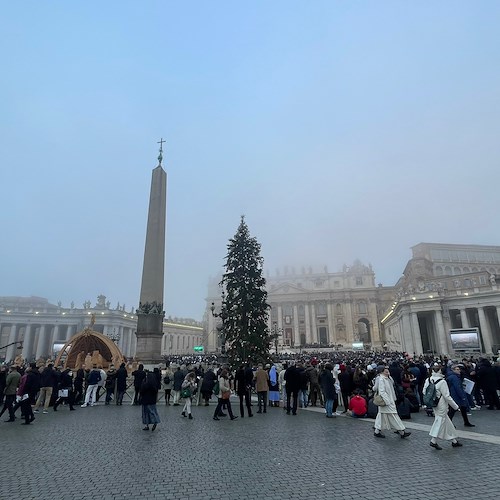 Funerali di Benedetto XVI, fedeli truffati: avevano prenotato online posti a sedere