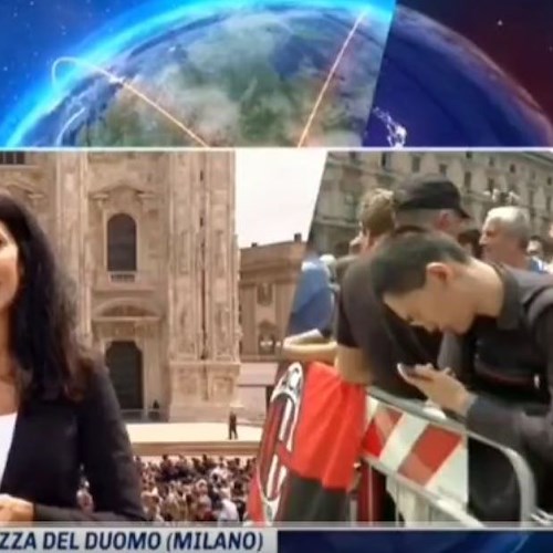 Funerali di Berlusconi, davanti al Duomo di Milano parte il coro «Chi non salta comunista è». Il video del TG5 è virale