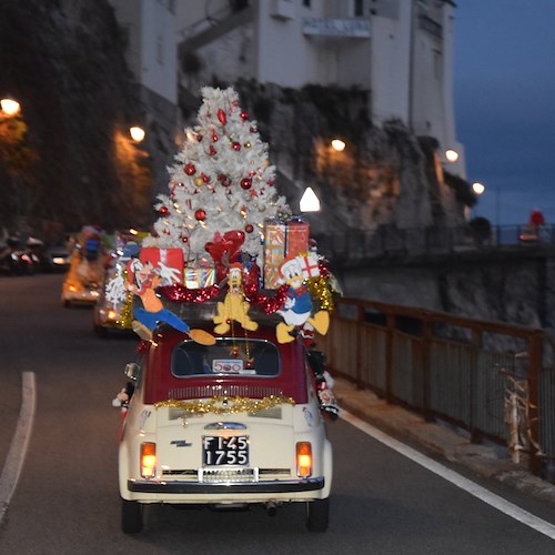 Fuori programma: il Club auto storiche Positano porta il Natale in 500 ad Amalfi e Atrani /Foto /Video