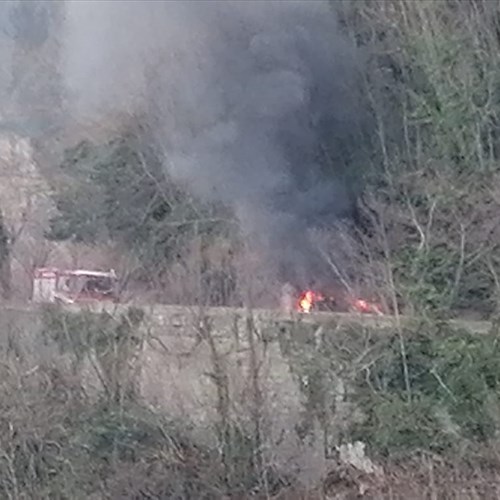 Furgone in fiamme al Valico di Chiunzi, il conducente ha rischiato grosso [FOTO]