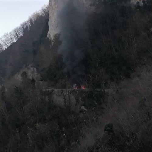 Furgone in fiamme al Valico di Chiunzi, il conducente ha rischiato grosso [FOTO]