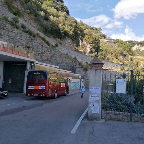 Furore, principio d'incendio su bus diretto a matrimonio: carabinieri evitano il peggio