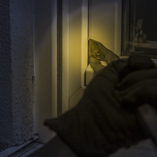 Furti nella notte a Vico Equense, ladri svaligiano tre case con famiglie all'interno