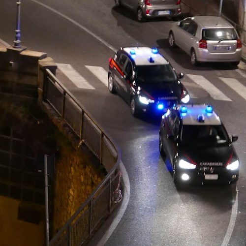 Furti nella notte ad Amalfi, ladri bloccati dagli avventori di un bar durante la fuga 