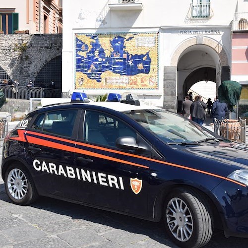 Furti nella notte ad Amalfi, ladri bloccati dagli avventori di un bar durante la fuga 