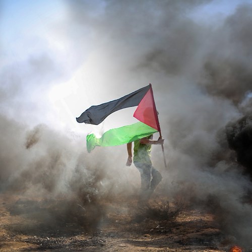 Gaza, esercito israeliano spoglia e lega prigionieri palestinesi