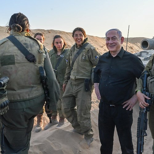 Benjamin Netanyahu, presidente Israele con le truppe<br />&copy; pagina Fb Benjamin Netanyahu