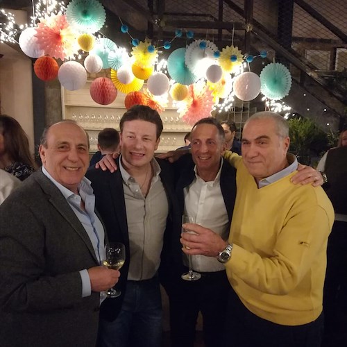 Gennaro Contaldo festeggia il suo 70° compleanno con Jamie Oliver e gli amici della Costa d'Amalfi/FOTO