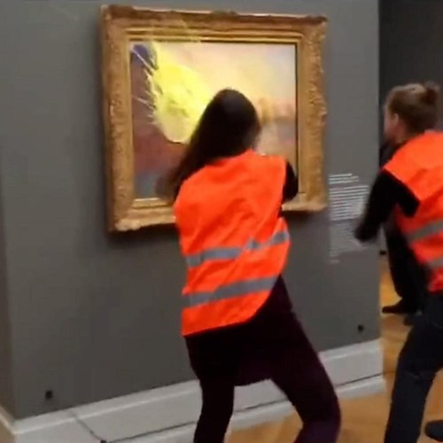 Germania, purè di patate contro un quadro di Monet: l'ultima protesta degli attivisti per il clima 