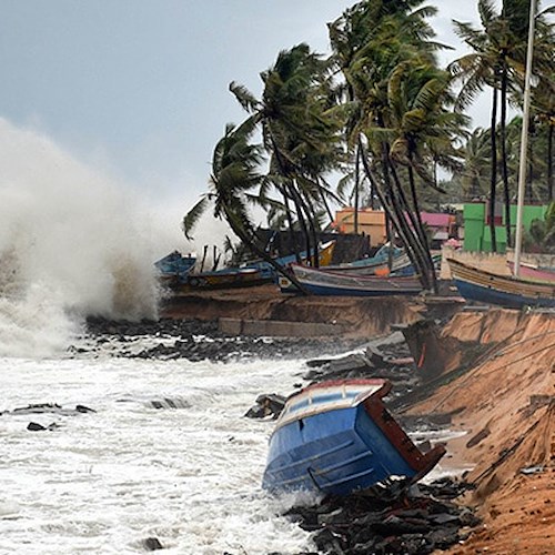 Già martoriata dal Covid, l’India colpita da un’altra sciagura: più di cento dispersi a causa del ciclone Tauktae 