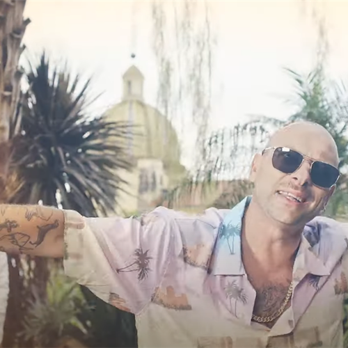 Gigi d'Alessio rivisita "Como Suena El Corazón" in chiave rap con Clementino, online il video girato a Positano
