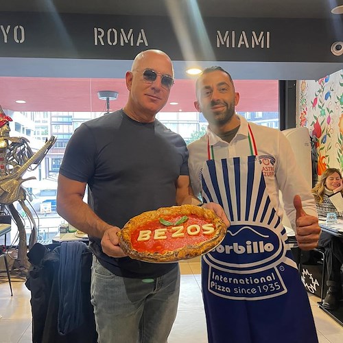 Sorbillo festeggia il "Pizza Day" con un ospite speciale: Jeff Bezos, proprietario di Amazon <br />&copy; Gino Sorbillo Artista Pizza Napoletana