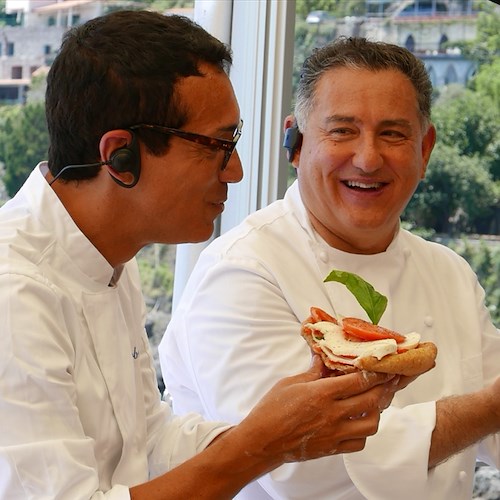 Gino Sorbillo in Costa d'Amalfi con Sal De Riso per la penultima puntata de "La Prova del Cuoco" /VIDEO