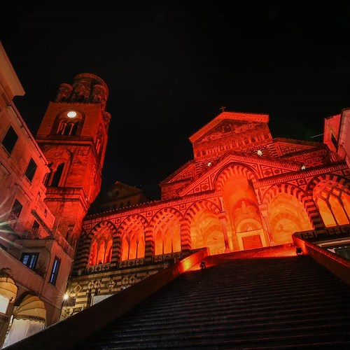Giornata contro la violenza sulle donne, oggi il Duomo di Amalfi si illumina di rosso 